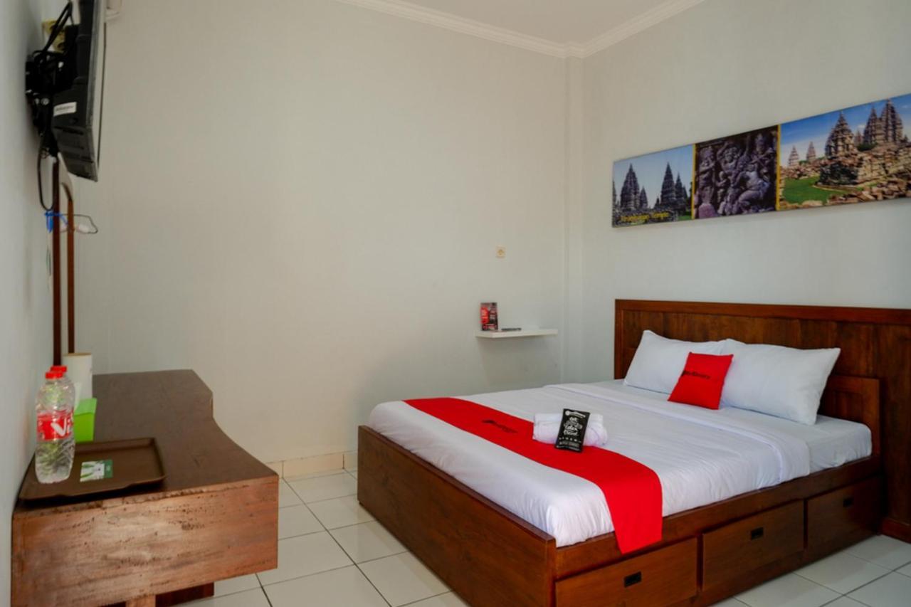 Hotel Reddoorz Near Padang Golf Adisucipto Potrojayan Exterior foto