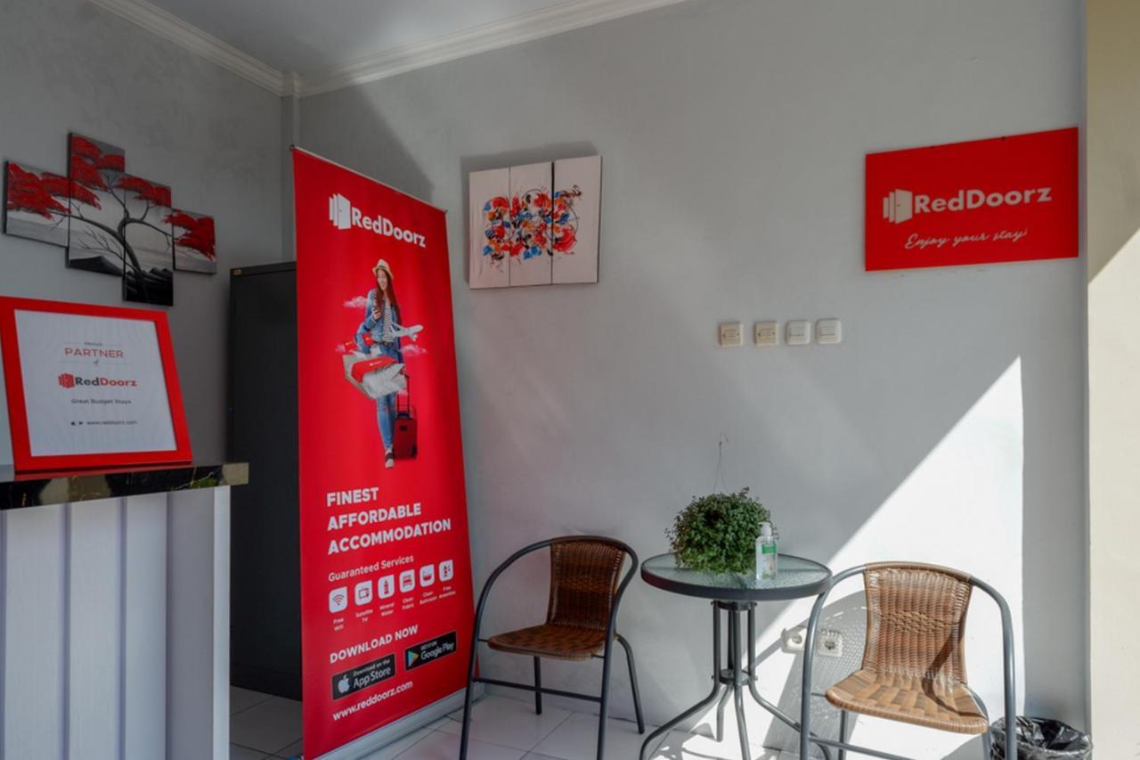 Hotel Reddoorz Near Padang Golf Adisucipto Potrojayan Exterior foto