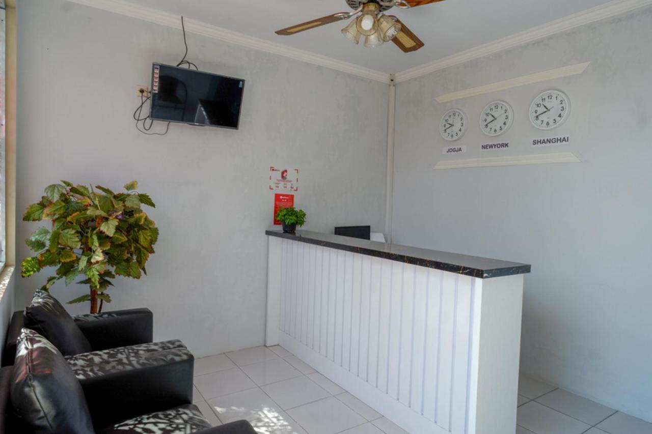 Hotel Reddoorz Near Padang Golf Adisucipto Potrojayan Exterior foto