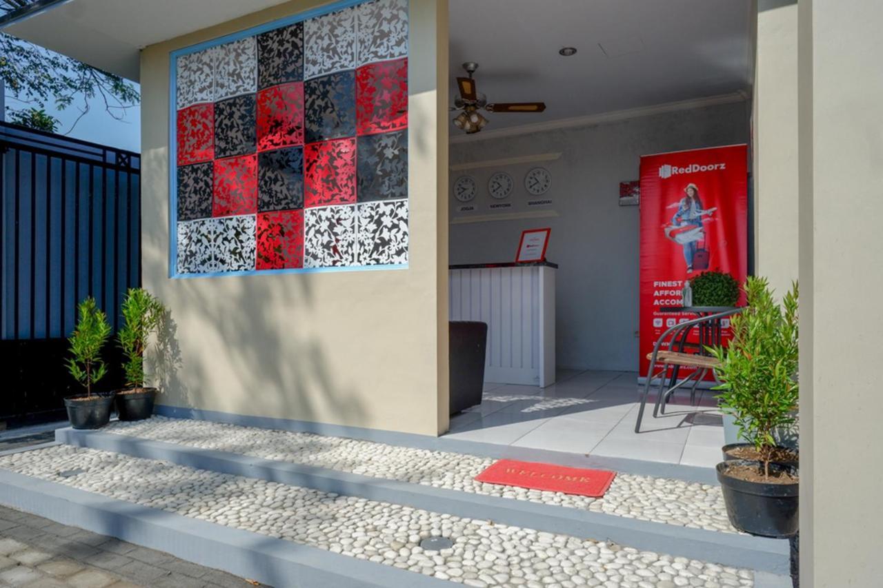 Hotel Reddoorz Near Padang Golf Adisucipto Potrojayan Exterior foto