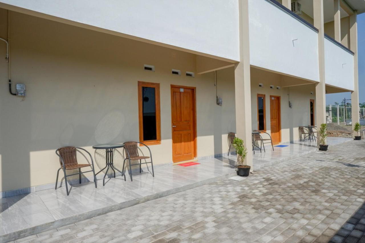 Hotel Reddoorz Near Padang Golf Adisucipto Potrojayan Exterior foto