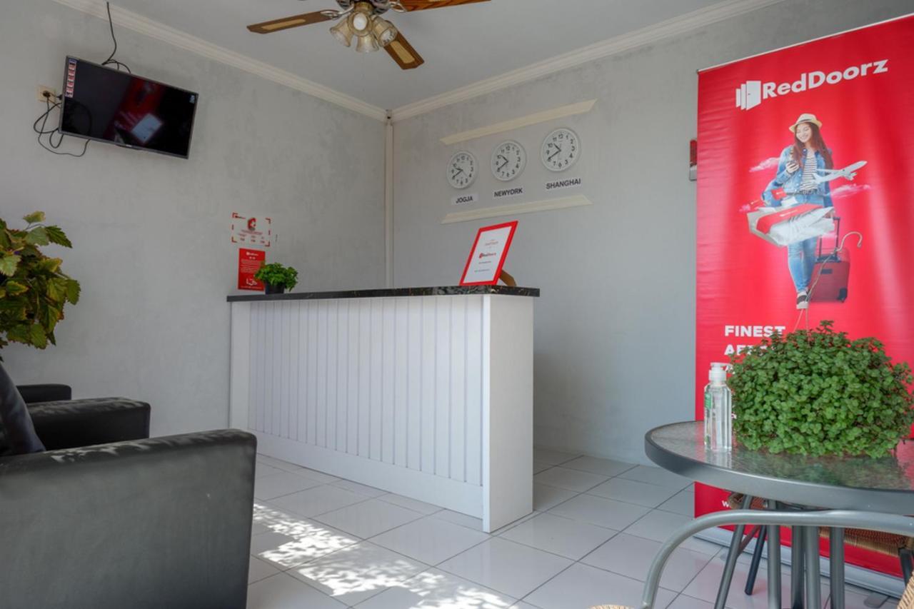 Hotel Reddoorz Near Padang Golf Adisucipto Potrojayan Exterior foto