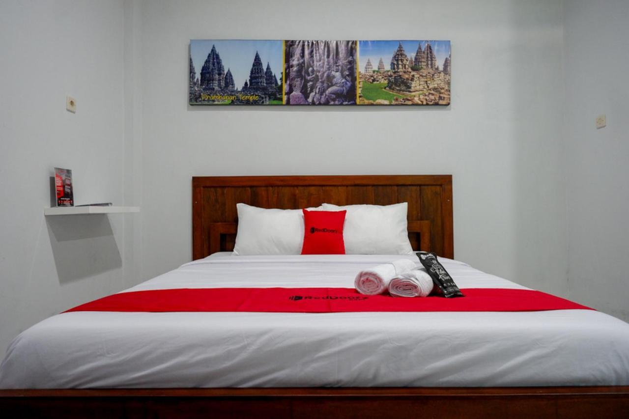 Hotel Reddoorz Near Padang Golf Adisucipto Potrojayan Exterior foto