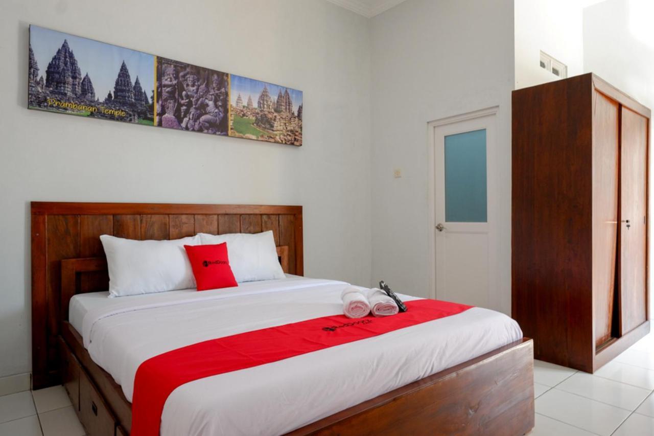 Hotel Reddoorz Near Padang Golf Adisucipto Potrojayan Exterior foto