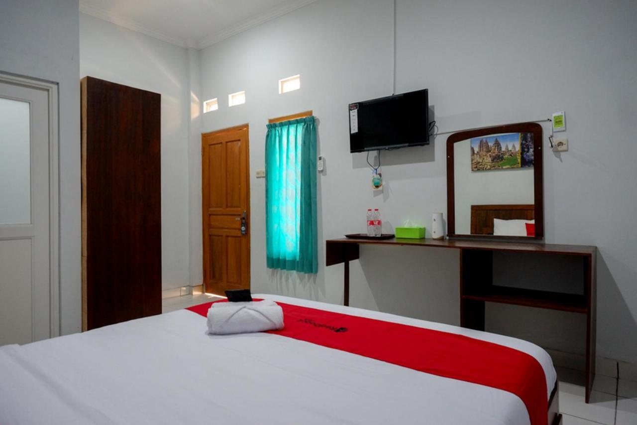 Hotel Reddoorz Near Padang Golf Adisucipto Potrojayan Exterior foto