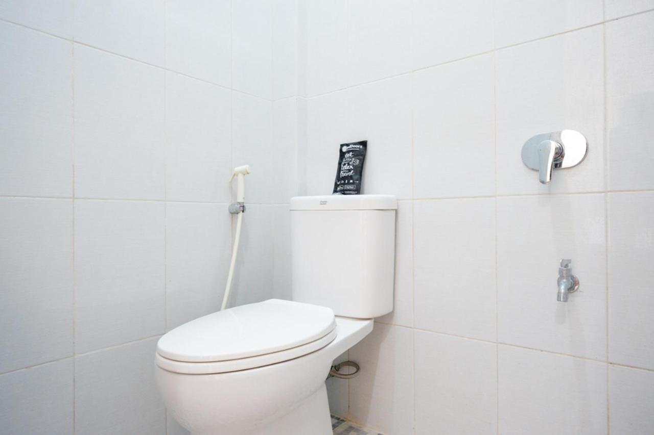 Hotel Reddoorz Near Padang Golf Adisucipto Potrojayan Exterior foto