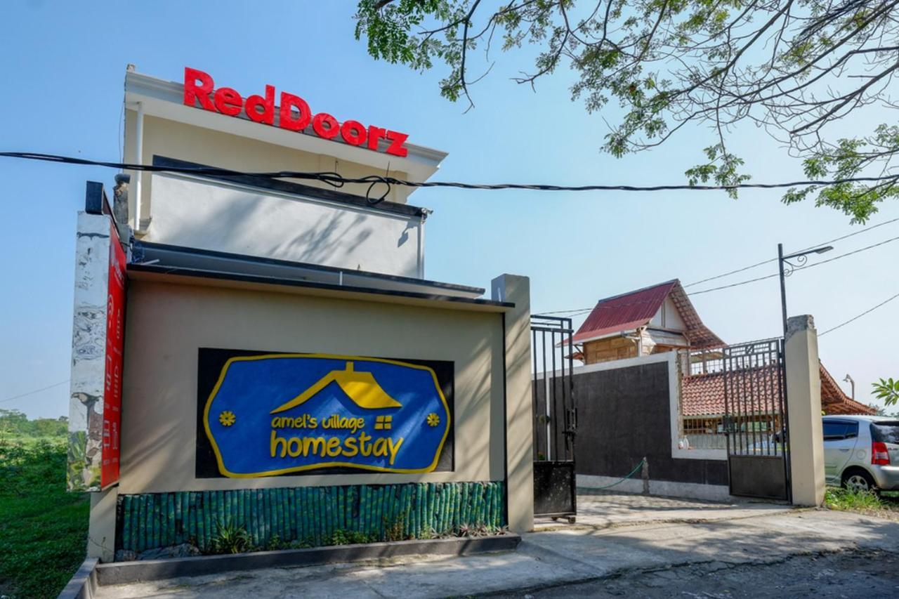 Hotel Reddoorz Near Padang Golf Adisucipto Potrojayan Exterior foto